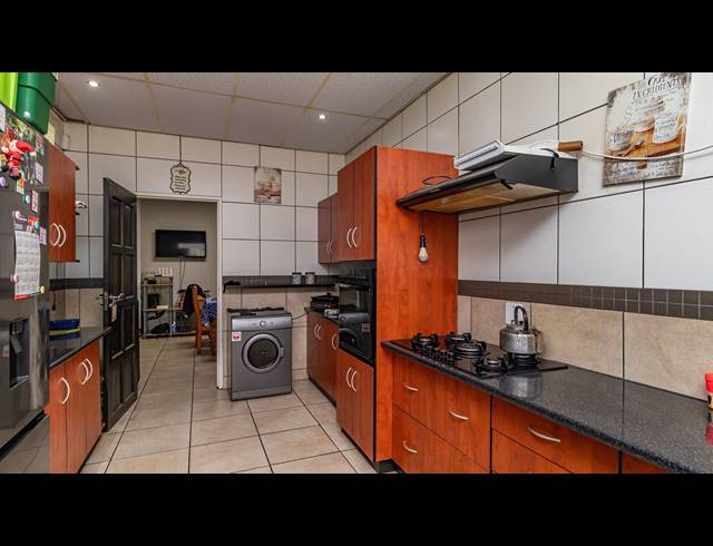 5 BEDROOM HOUSE FOR SALE IN POMONA